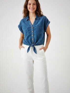 ✨ Effortless Casual Chic: Short-Sleeve Tie-Front Top Size Large ✨
